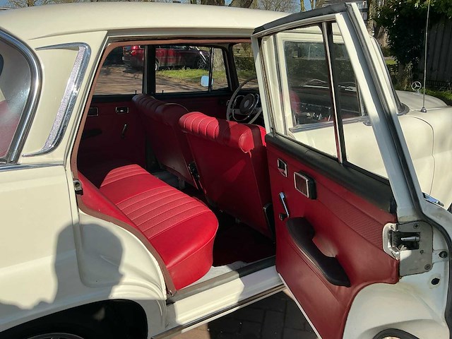 1967 mercedes-benz 200-280 (w115) 200 d personenauto - afbeelding 6 van  25