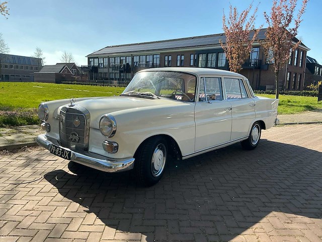 1967 mercedes-benz 200-280 (w115) 200 d personenauto - afbeelding 1 van  25
