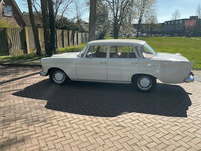 1967 mercedes-benz 200-280 (w115) 200 d personenauto - afbeelding 12 van  25