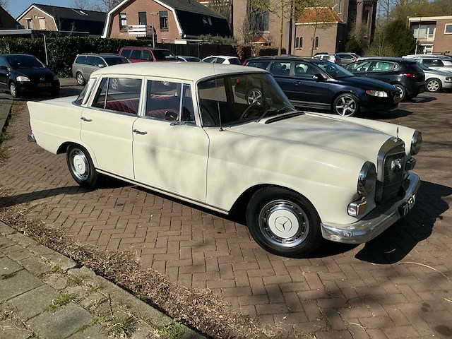 1967 mercedes-benz 200-280 (w115) 200 d personenauto - afbeelding 21 van  25