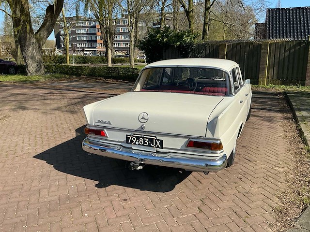 1967 mercedes-benz 200-280 (w115) 200 d personenauto - afbeelding 3 van  7