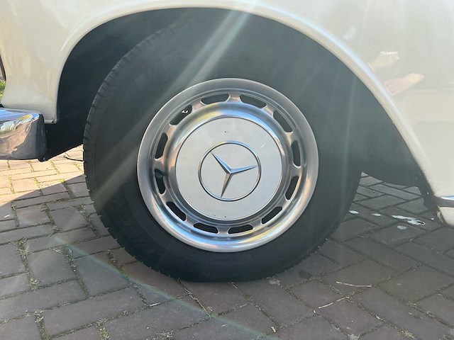 1967 mercedes-benz 200-280 (w115) 200 d personenauto - afbeelding 6 van  7