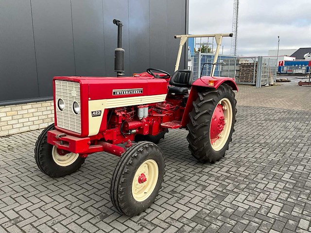 1970 international 423 tweewielaangedreven landbouwtractor - afbeelding 1 van  11