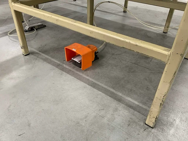 1974 bosch 0840001-002 pneumatische afrondmachine - afbeelding 4 van  5