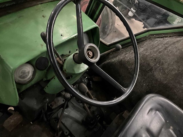 1974 fendt 105 tweewielaangedreven landbouwtractor - afbeelding 3 van  15