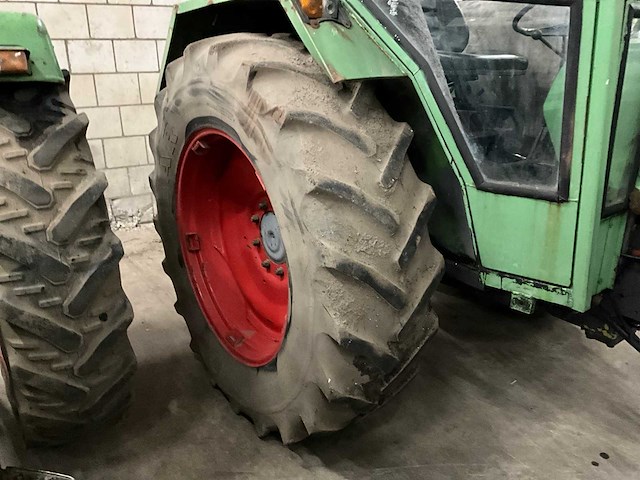 1974 fendt 105 tweewielaangedreven landbouwtractor - afbeelding 12 van  15