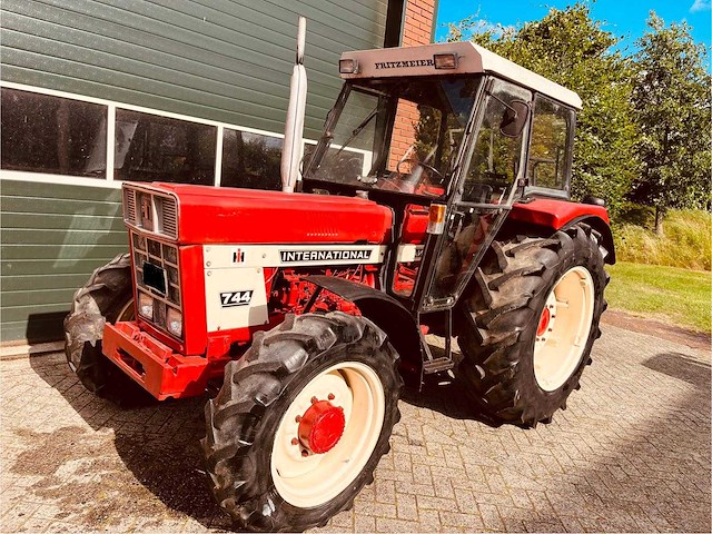 1975 international 744 allrad vierwielaangedreven landbouwtractor - afbeelding 1 van  20