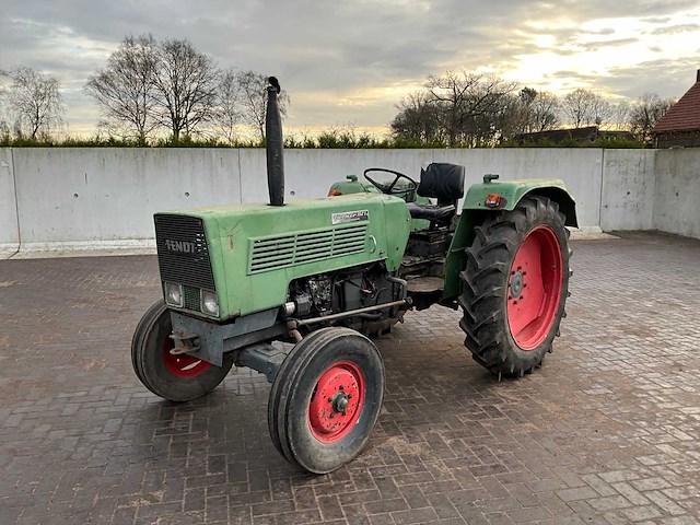1976 fendt farmer 102 s tweewielaangedreven landbouwtractor - afbeelding 1 van  18