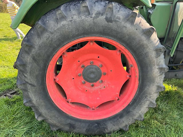 1976 fendt farmer 105 sa vierwielaangedreven landbouwtractor - afbeelding 2 van  9