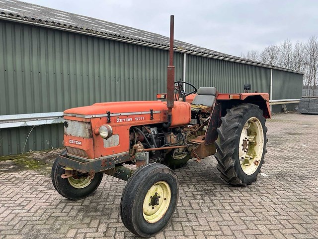 1976 zetor 5711 oldtimer tractor - afbeelding 1 van  24
