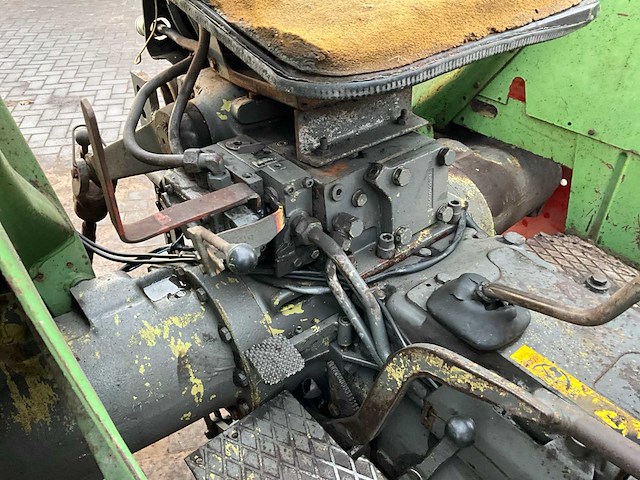 1977 fendt 104 tweewielaangedreven landbouwtractor - afbeelding 5 van  17
