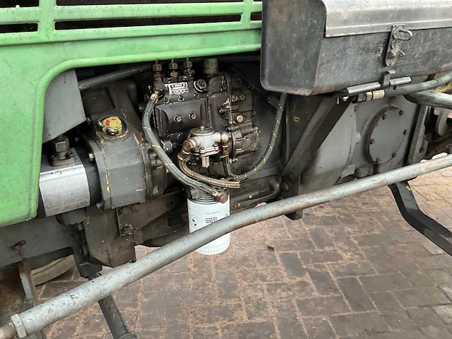 1977 fendt 104 tweewielaangedreven landbouwtractor - afbeelding 6 van  17