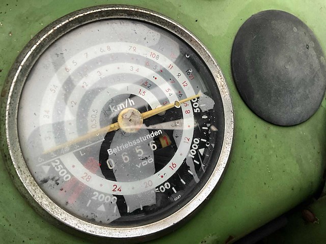 1977 fendt 104 tweewielaangedreven landbouwtractor - afbeelding 8 van  17