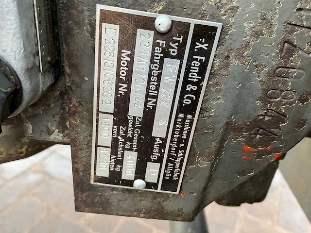 1977 fendt 104 tweewielaangedreven landbouwtractor - afbeelding 9 van  17