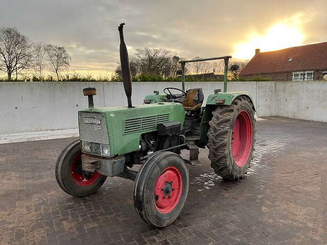 1977 fendt 104 tweewielaangedreven landbouwtractor - afbeelding 1 van  17