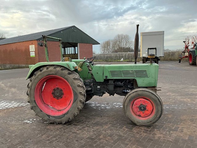 1977 fendt 104 tweewielaangedreven landbouwtractor - afbeelding 12 van  17