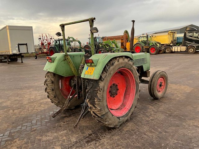 1977 fendt 104 tweewielaangedreven landbouwtractor - afbeelding 13 van  17