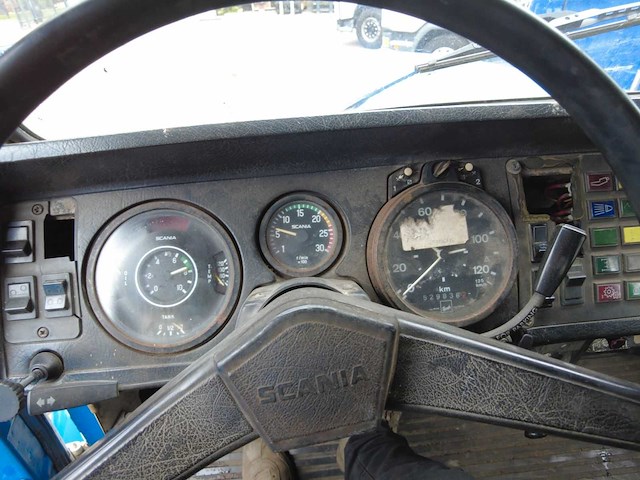 1977 scania 86 ls86s50 6x2 3-zijdige kipper met hmf 1110 laadkraan - afbeelding 1 van  1