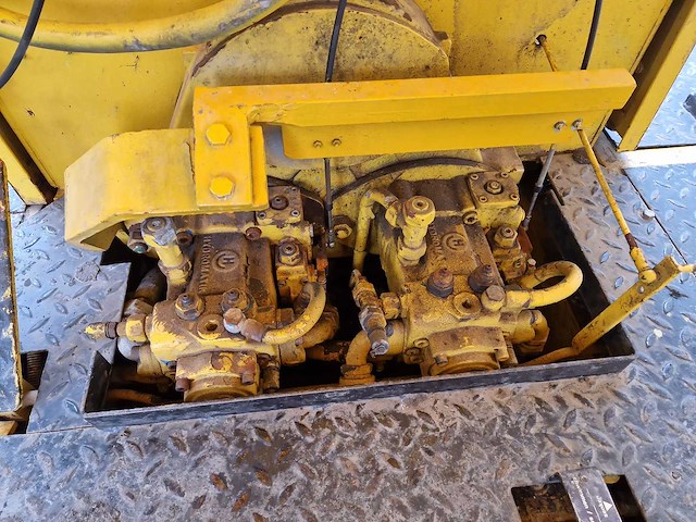 1978 hoes 15000-k asfalteermachine - afbeelding 13 van  22