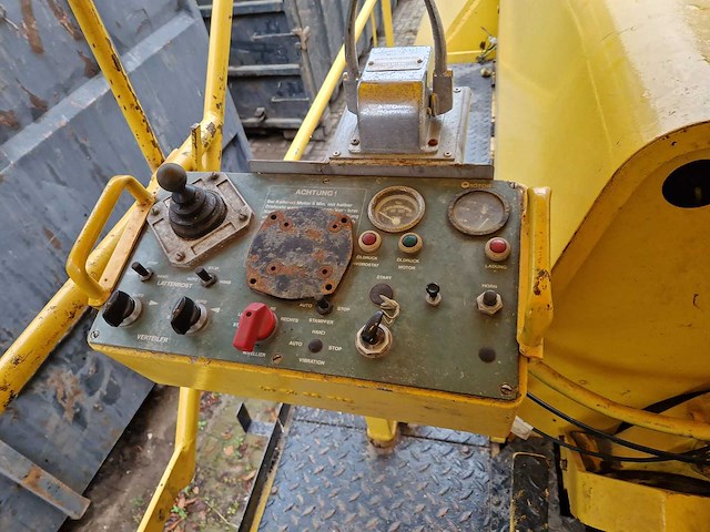 1978 hoes 15000-k asfalteermachine - afbeelding 14 van  22