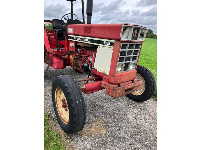 1979 international 1055 tweewielaangedreven landbouwtractor - afbeelding 2 van  13