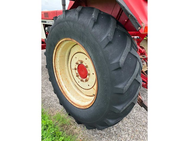1979 international 1055 tweewielaangedreven landbouwtractor - afbeelding 5 van  13