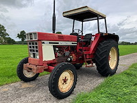 1979 international 1055 tweewielaangedreven landbouwtractor - afbeelding 1 van  13