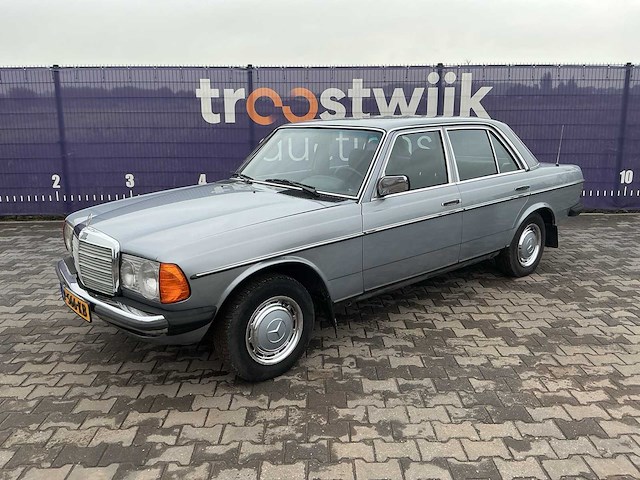 1980 - mercedes-benz - 300d - personenauto - afbeelding 1 van  11