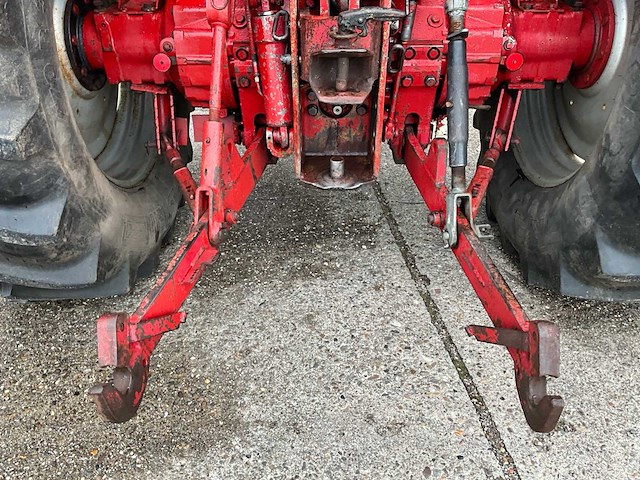 1980 international 1455 vierwielaangedreven landbouwtractor - afbeelding 1 van  4