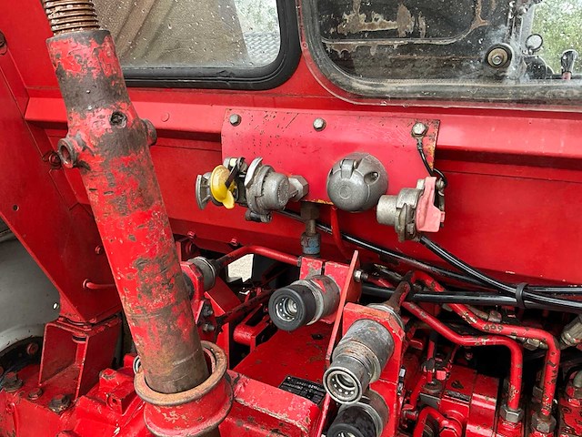 1980 international 1455 vierwielaangedreven landbouwtractor - afbeelding 3 van  4