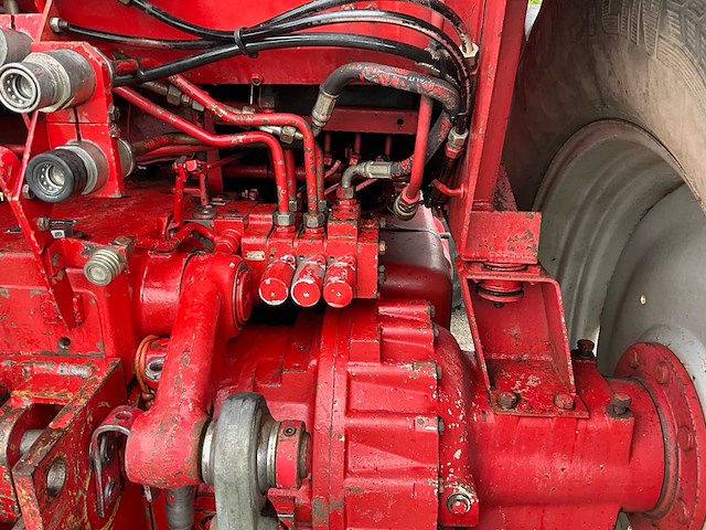 1980 international 1455 vierwielaangedreven landbouwtractor - afbeelding 4 van  4