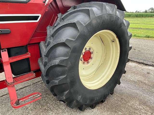 1980 international 1455 vierwielaangedreven landbouwtractor - afbeelding 9 van  39