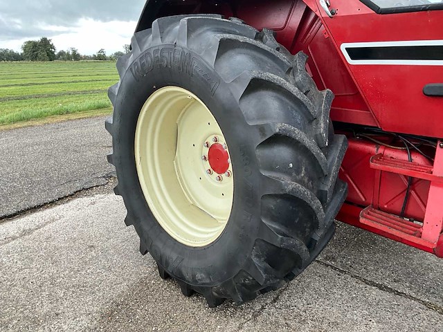 1980 international 1455 vierwielaangedreven landbouwtractor - afbeelding 12 van  39