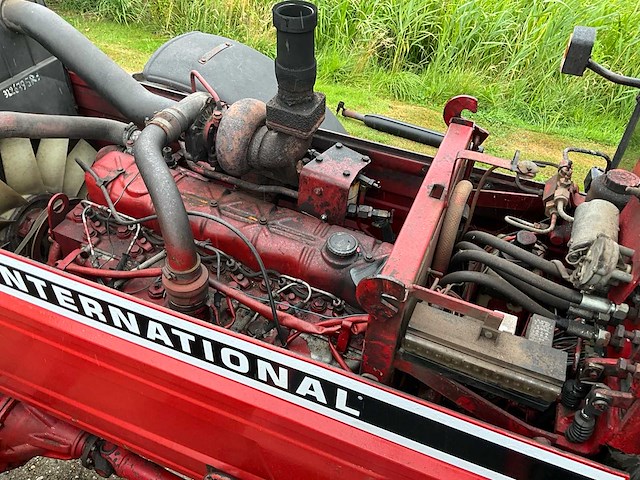1980 international 1455 vierwielaangedreven landbouwtractor - afbeelding 25 van  39