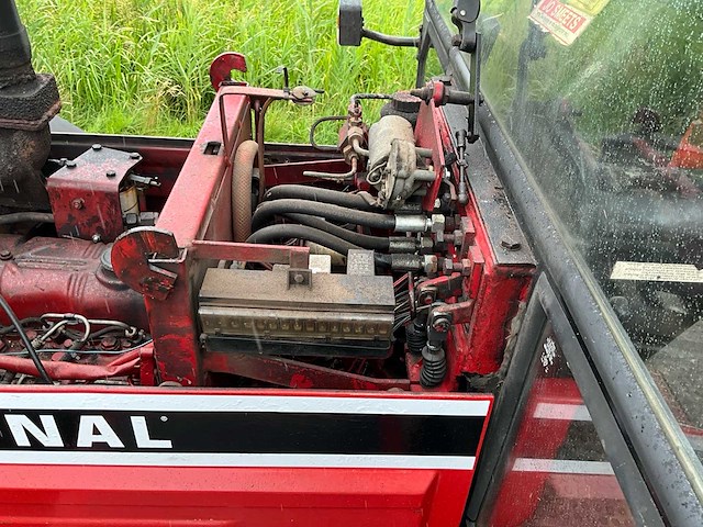 1980 international 1455 vierwielaangedreven landbouwtractor - afbeelding 26 van  39