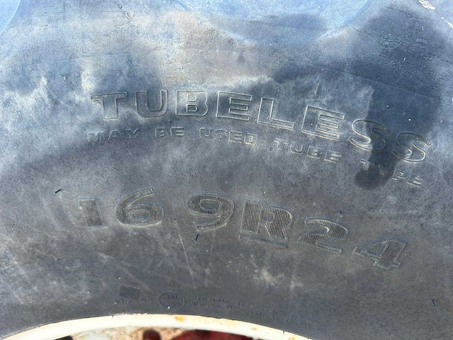 1981 international 1255-a vierwielaangedreven landbouwtractor - afbeelding 13 van  19