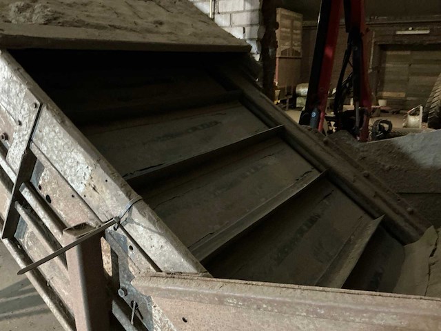 1982 campfens aardappel schudsorteerder met stortbunkers - afbeelding 3 van  77