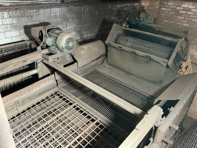 1982 campfens aardappel schudsorteerder met stortbunkers - afbeelding 9 van  77