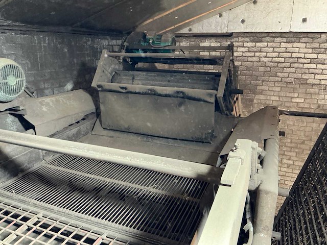 1982 campfens aardappel schudsorteerder met stortbunkers - afbeelding 10 van  77