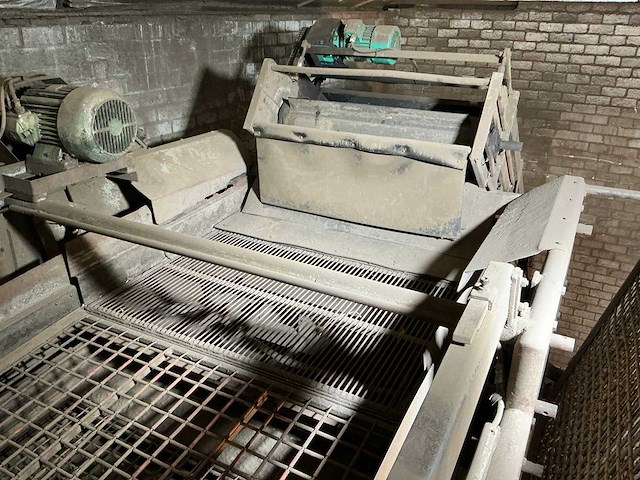 1982 campfens aardappel schudsorteerder met stortbunkers - afbeelding 13 van  77