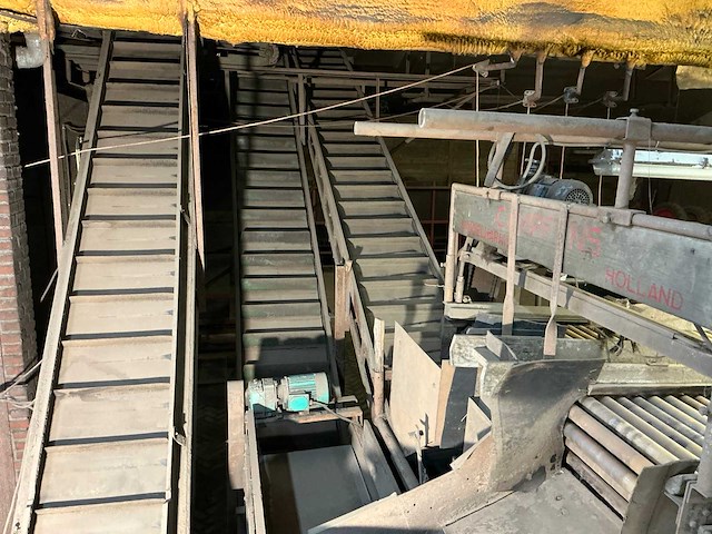 1982 campfens aardappel schudsorteerder met stortbunkers - afbeelding 43 van  77