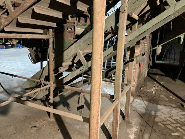 1982 campfens aardappel schudsorteerder met stortbunkers - afbeelding 53 van  77