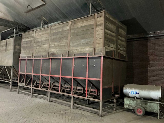 1982 campfens aardappel schudsorteerder met stortbunkers - afbeelding 58 van  77