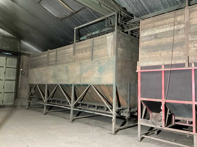 1982 campfens aardappel schudsorteerder met stortbunkers - afbeelding 59 van  77