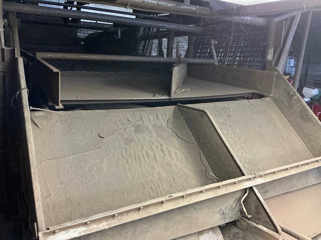 1982 campfens aardappel schudsorteerder met stortbunkers - afbeelding 73 van  77