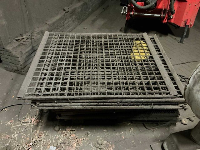 1982 campfens aardappel schudsorteerder met stortbunkers - afbeelding 74 van  77