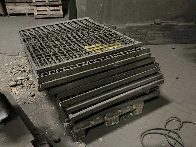 1982 campfens aardappel schudsorteerder met stortbunkers - afbeelding 75 van  77