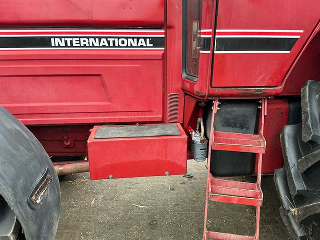 1982 international 1255 xl vierwielaangedreven landbouwtractor - afbeelding 2 van  10