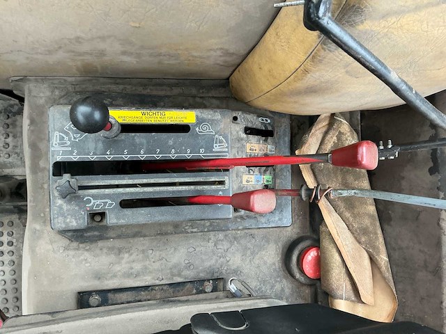 1982 international 1255 xl vierwielaangedreven landbouwtractor - afbeelding 7 van  10