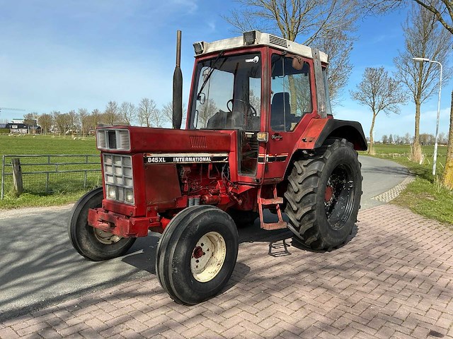 1982 international 845xl tweewielaangedreven landbouwtractor - afbeelding 1 van  19